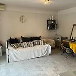 Peaceful Seaside Getaway 500 M From The Beaches Apartment *