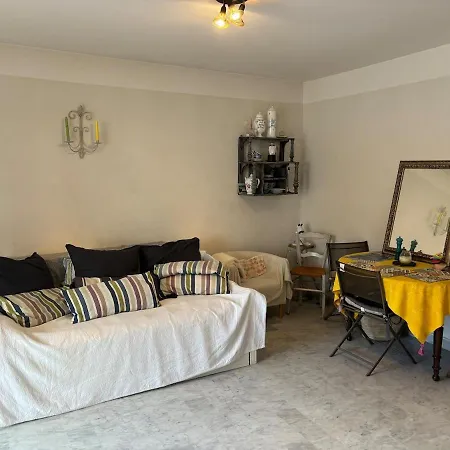 Peaceful Seaside Getaway 500 M From The Beaches Apartment *